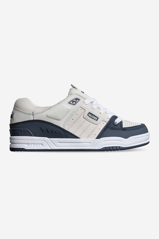 Profile view of the Fusion Grey/Blue.