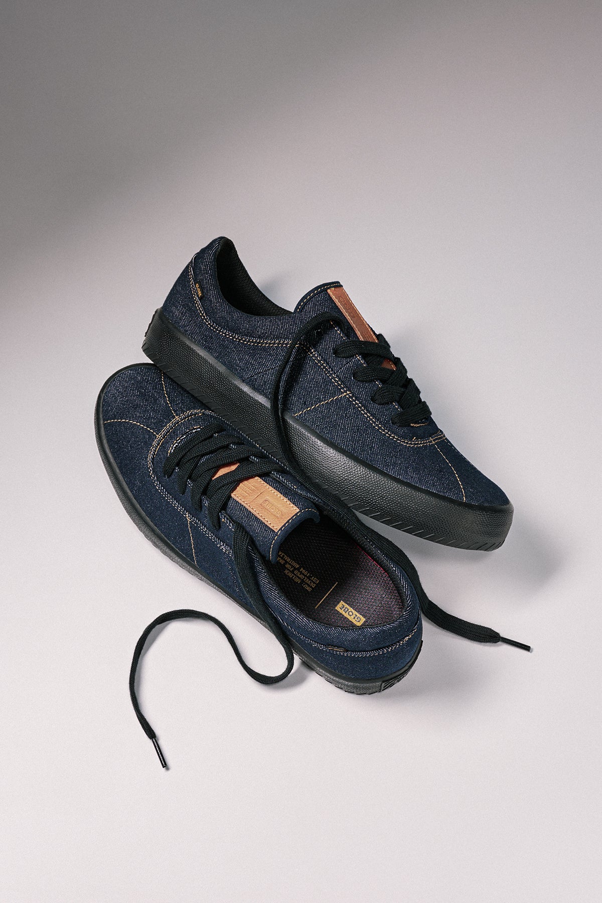 Studio image of the Melbek - Denim. 