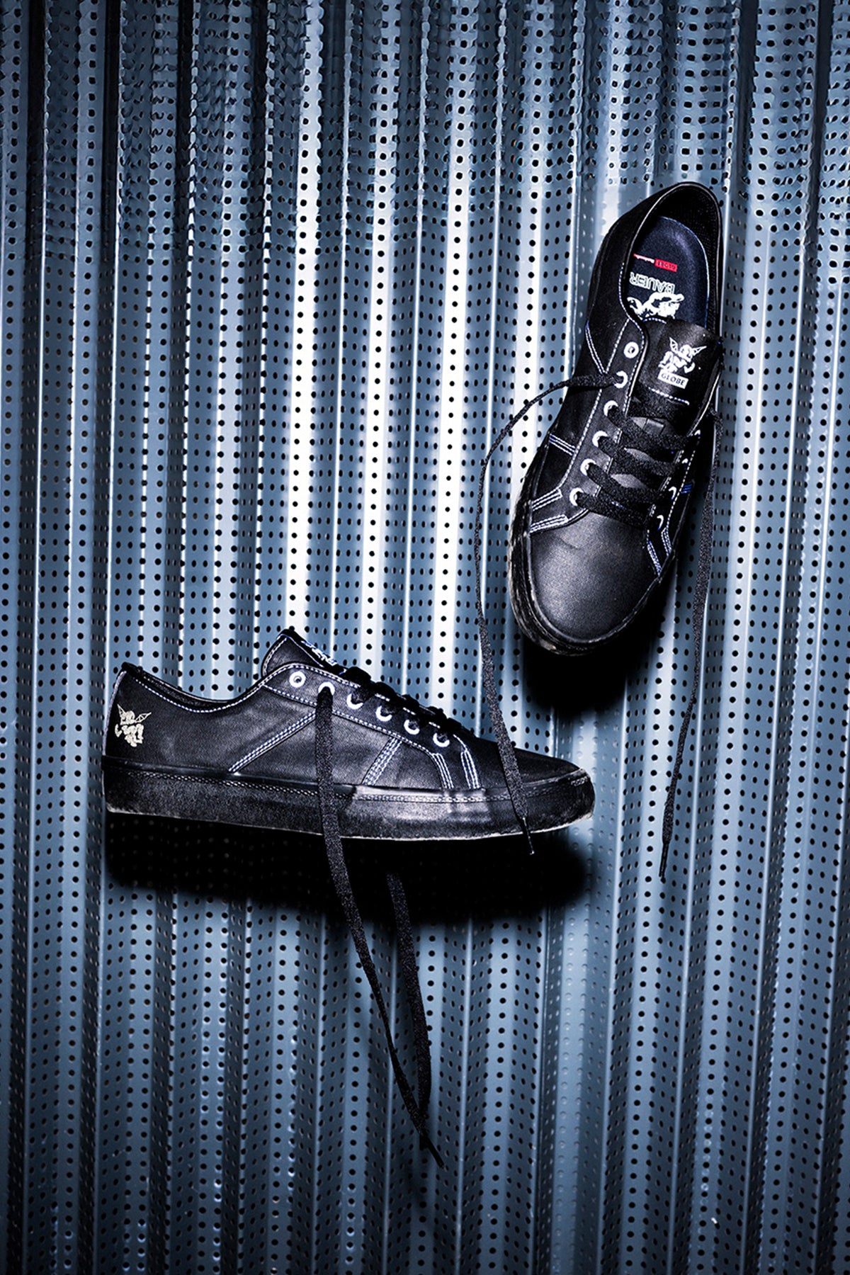 Product shot of the Surplus - Black/Bauer. 