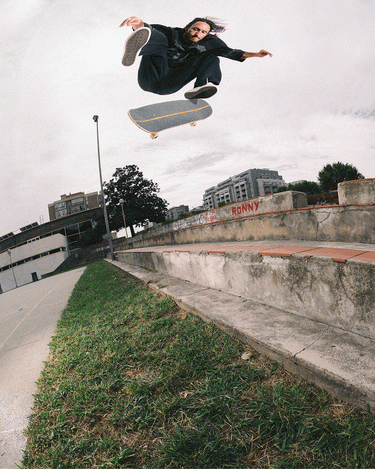 Skate and studio image of the Gillette - Khaki Linen. 