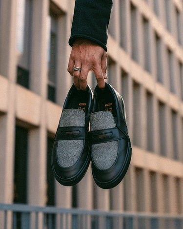 Gif of close up shots of shoe insole with man holding the Liaizon - Black/Stingray. 