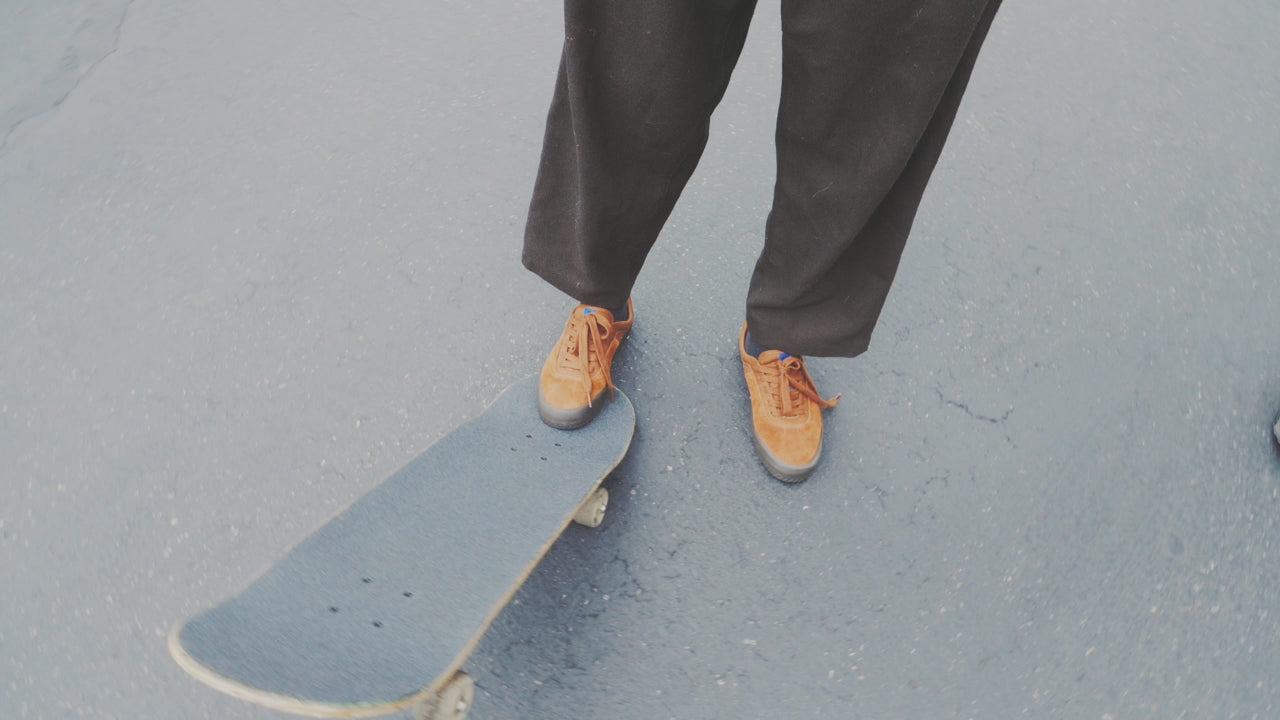 Skateboarder skating in the Melbek - Caramel. 