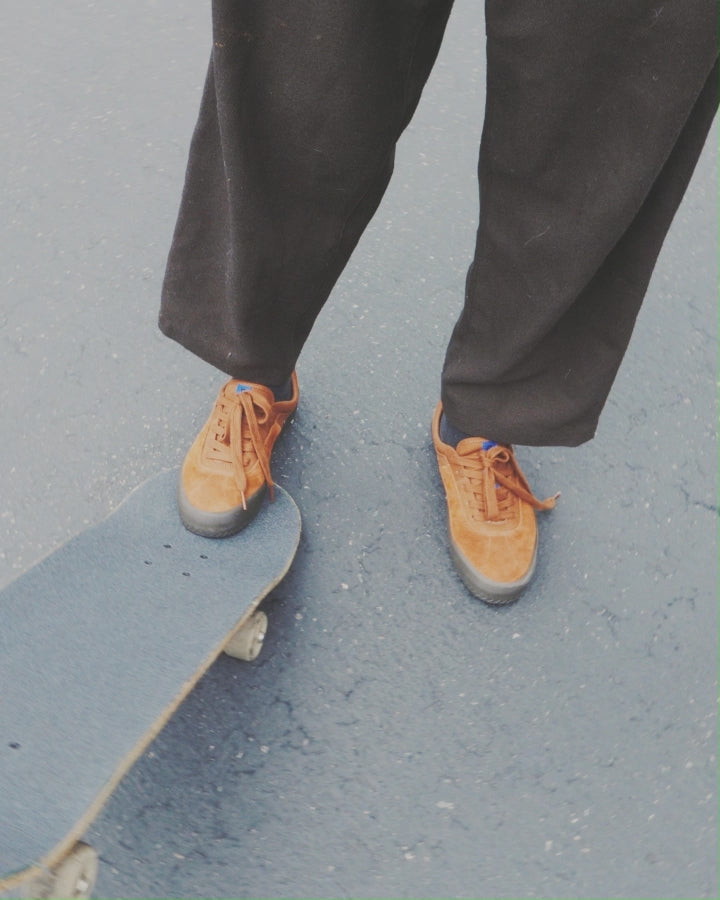 Skateboarder skating in the Melbek - Caramel. 
